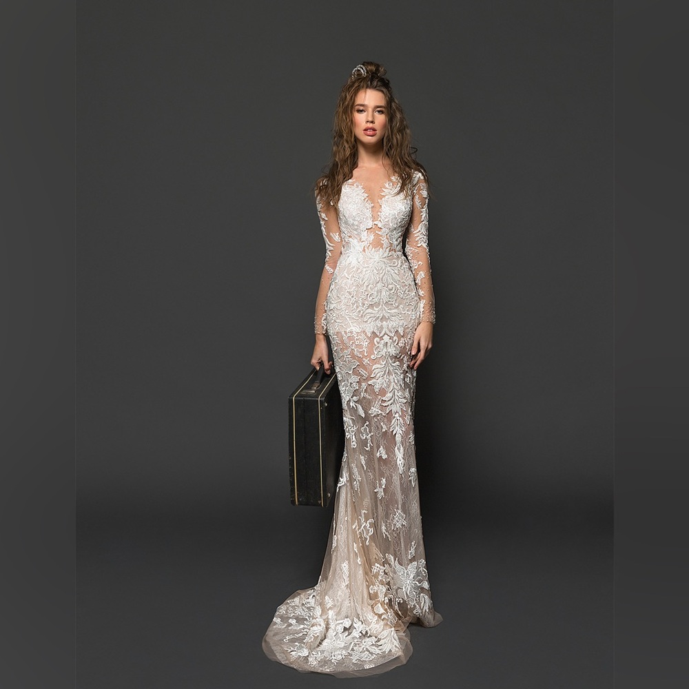 Elegant Ivory Sheath Lace  Bridal Gown with Long Sleeves.  Size 10.  P938